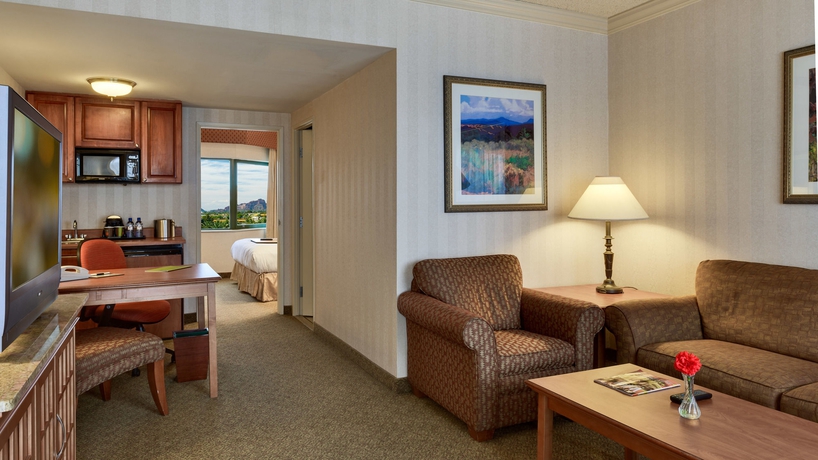 Imagen de los interiores del Hotel Doubletree Suites By Hilton Phoenix. Foto 12