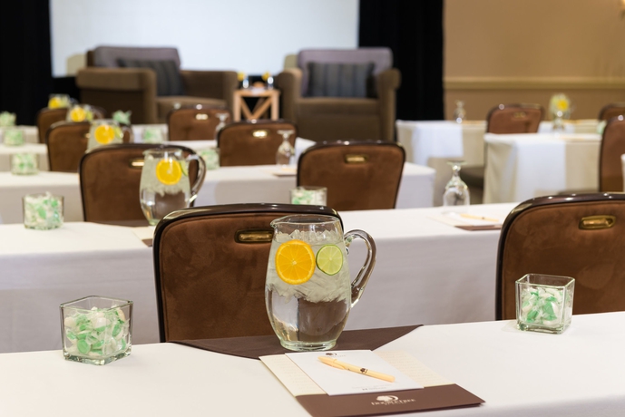 Imagen de los interiores del Hotel Doubletree Suites By Hilton Phoenix. Foto 13