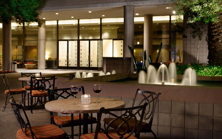 Imagen del bar/restaurante del Hotel Doubletree Suites By Hilton Phoenix. Foto 2