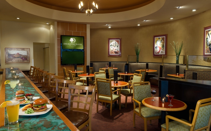 Imagen del bar/restaurante del Hotel Doubletree Suites By Hilton Phoenix. Foto 3