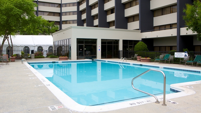 Imagen de la piscina del Hotel Doubletree Suites By Hilton Raleigh - Durham. Foto 13