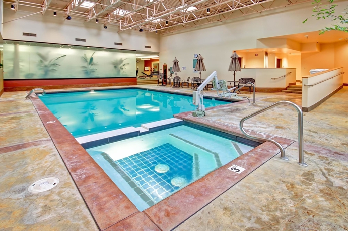 Imagen de la piscina del Hotel Doubletree Suites By Hilton Seattle Airport - Southcenter. Foto 15