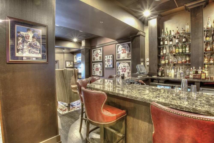 Imagen del bar/restaurante del Hotel Doubletree Suites by Hilton at The Battery Atlanta. Foto 3