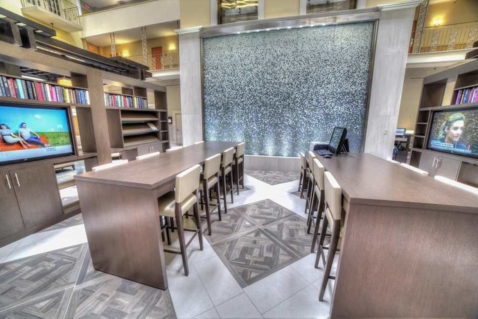 Imagen del bar/restaurante del Hotel Doubletree Suites by Hilton at The Battery Atlanta. Foto 4