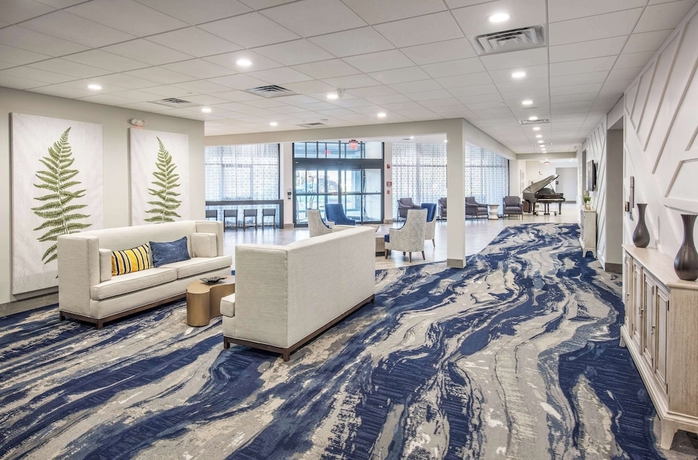 Imagen de los interiores del Hotel Doubletree by Hilton Monroe Township Cranbury. Foto 15