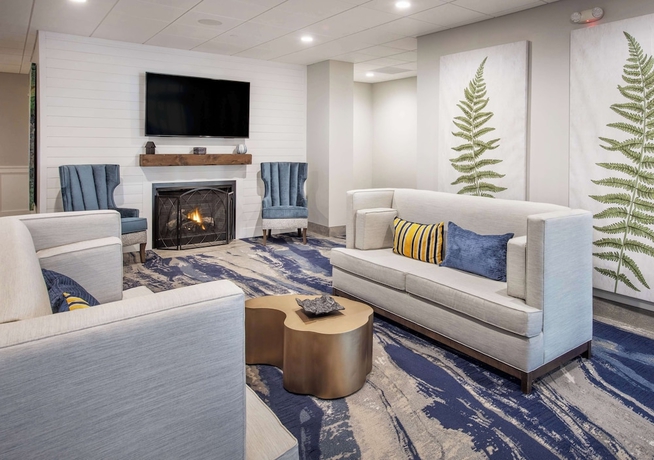 Imagen de los interiores del Hotel Doubletree by Hilton Monroe Township Cranbury. Foto 16