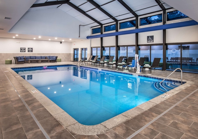Imagen de la piscina del Hotel Doubletree by Hilton Monroe Township Cranbury. Foto 18