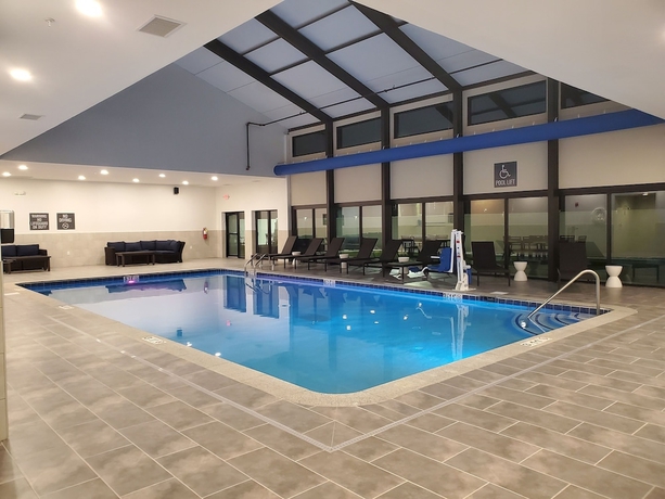 Imagen de la piscina del Hotel Doubletree by Hilton Monroe Township Cranbury. Foto 19