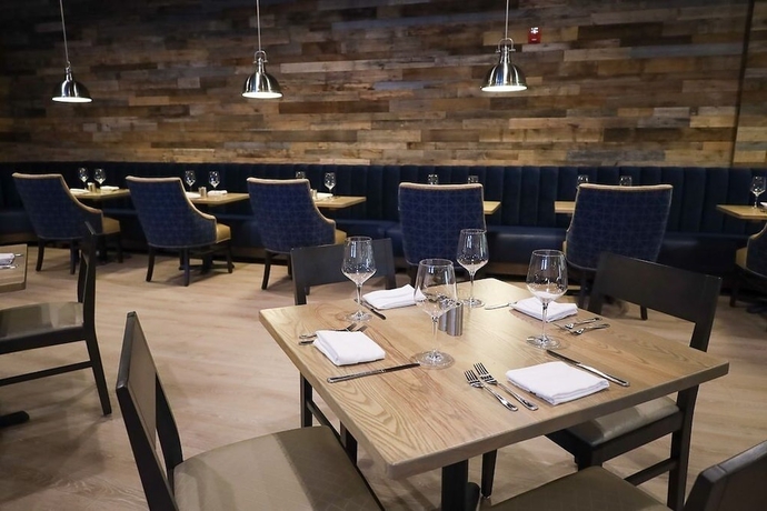 Imagen del bar/restaurante del Hotel Doubletree by Hilton Monroe Township Cranbury. Foto 2