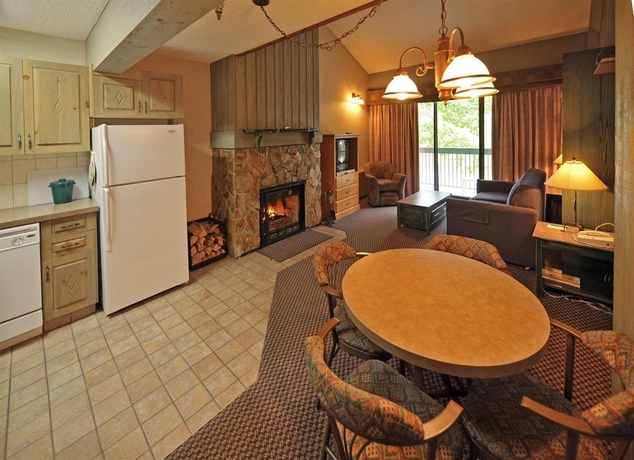 Imagen de la habitación del Hotel Douglas Fir Resort and Chalets. Foto 2