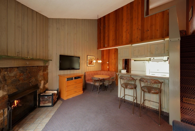 Imagen de los interiores del Hotel Douglas Fir Resort and Chalets. Foto 9