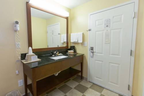 Imagen de la habitación del Hotel Douglas Inn and Suites, Cleveland. Foto 13
