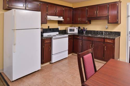 Imagen de la habitación del Hotel Douglas Inn and Suites, Cleveland. Foto 15