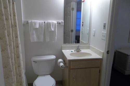 Imagen de la habitación del Hotel Douglas Inn and Suites. Foto 2