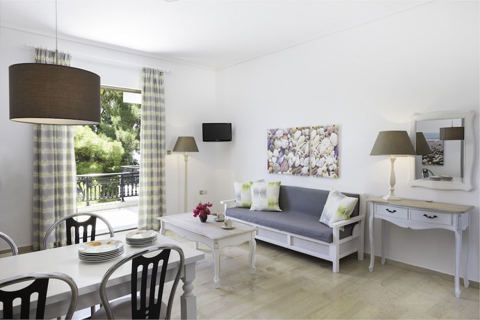Imagen de la habitación del Hotel Douka Seafront Residences. Foto 8