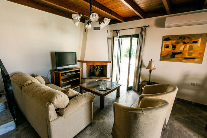 Imagen de la piscina del Hotel Douliana Villas. Foto 16