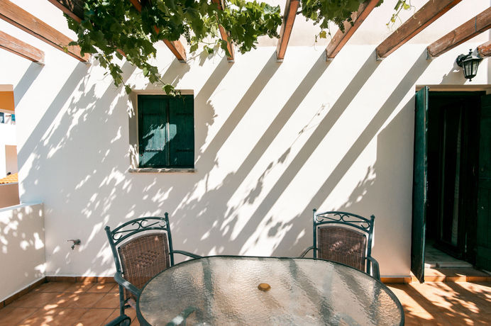 Imagen de los exteriores del Hotel Douliana Villas. Foto 12