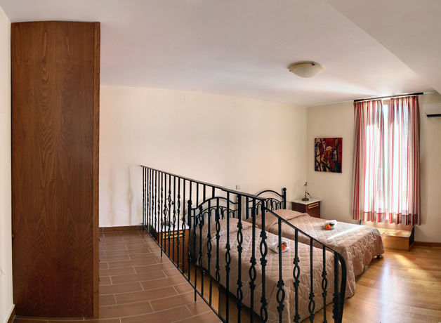 Imagen de los exteriores del Hotel Douliana Villas. Foto 13