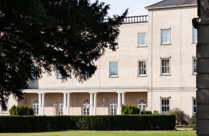 Imagen de los exteriores del Hotel Down Hall. Foto 13