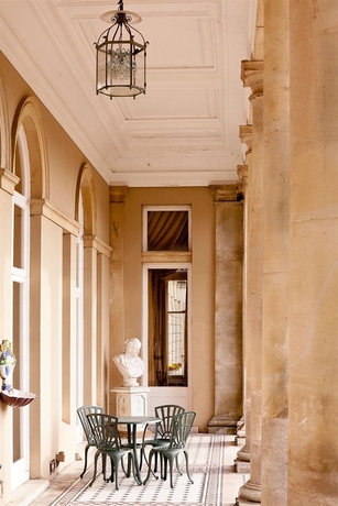 Imagen de los exteriores del Hotel Down Hall. Foto 14