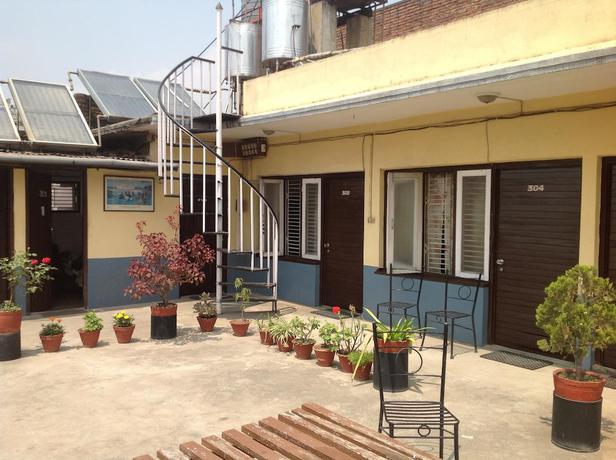 Imagen de los exteriores del Hotel Down Town, Katmandu. Foto 4