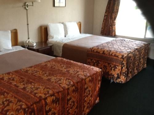 Imagen de la habitación del Hotel Downey Inn Luxury Suites. Foto 4