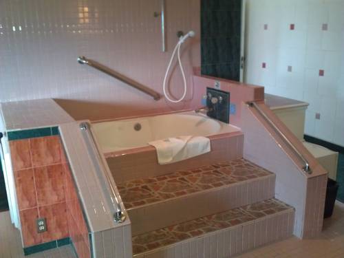 Imagen de la habitación del Hotel Downey Inn Luxury Suites. Foto 7