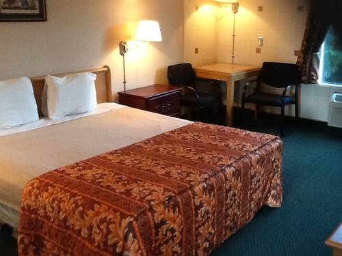 Imagen de la habitación del Hotel Downey Inn Luxury Suites. Foto 11