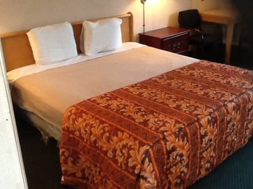 Imagen de la habitación del Hotel Downey Inn Luxury Suites. Foto 12