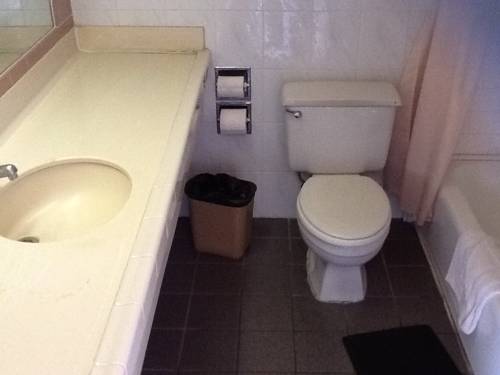 Imagen de la habitación del Hotel Downey Inn Luxury Suites. Foto 14