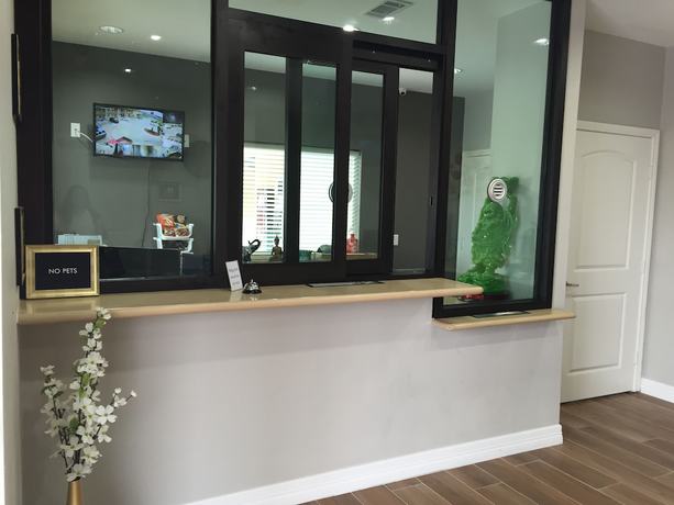 Imagen de los interiores del Hotel Downtowner Inns. Foto 19