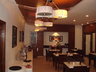 Imagen del bar/restaurante del Hotel Dr. Rajkumar International. Foto 1