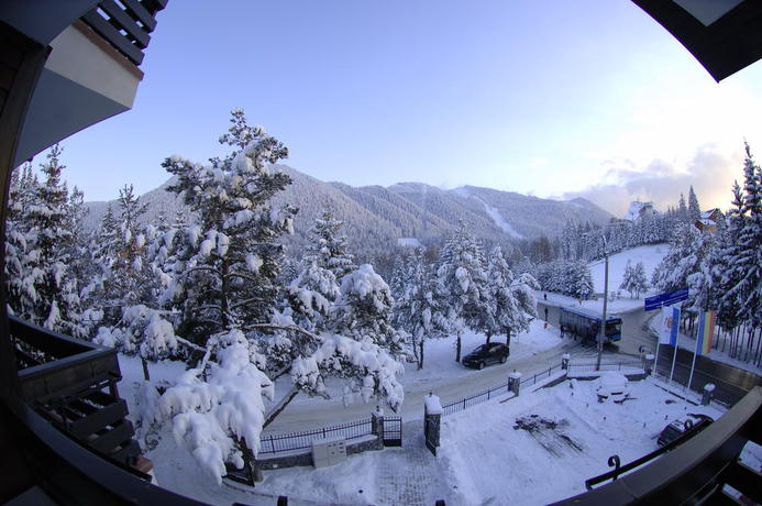 Imagen de los exteriores del Hotel Drachenhaus Poiana Brasov. Foto 6