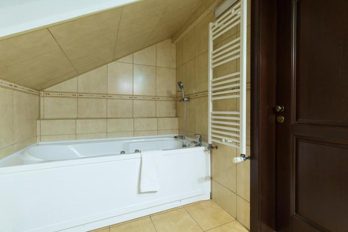 Imagen de los interiores del Hotel Drachenhaus Poiana Brasov. Foto 11