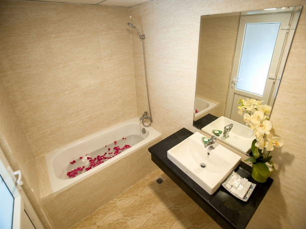 Imagen de la habitación del Hotel Dragon Palace II. Foto 16