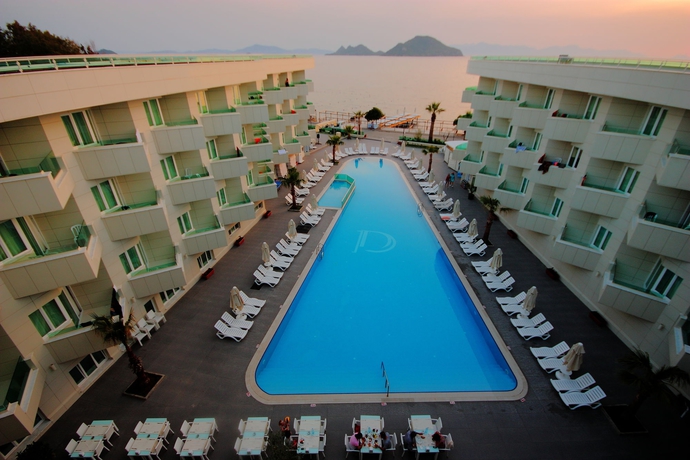 Imagen de la piscina del Hotel Dragut Point South. Foto 16