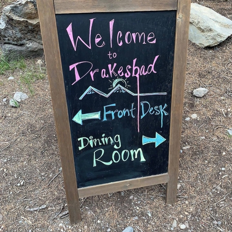Imagen del bar/restaurante del Hotel Drakesbad Guest Ranch. Foto 4