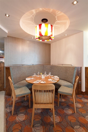 Imagen del bar/restaurante del Hotel Drayton Manor. Foto 2