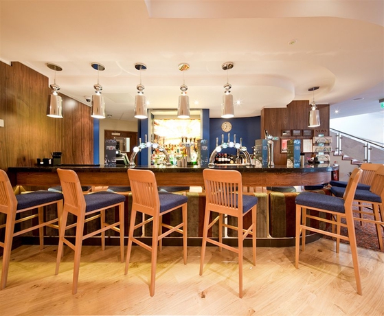 Imagen del bar/restaurante del Hotel Drayton Manor. Foto 7