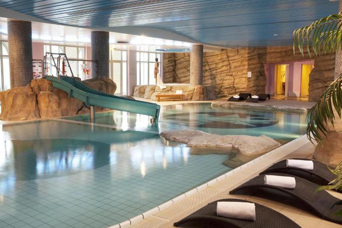 Imagen de la piscina del Hotel Dream Castle Paris. Foto 15