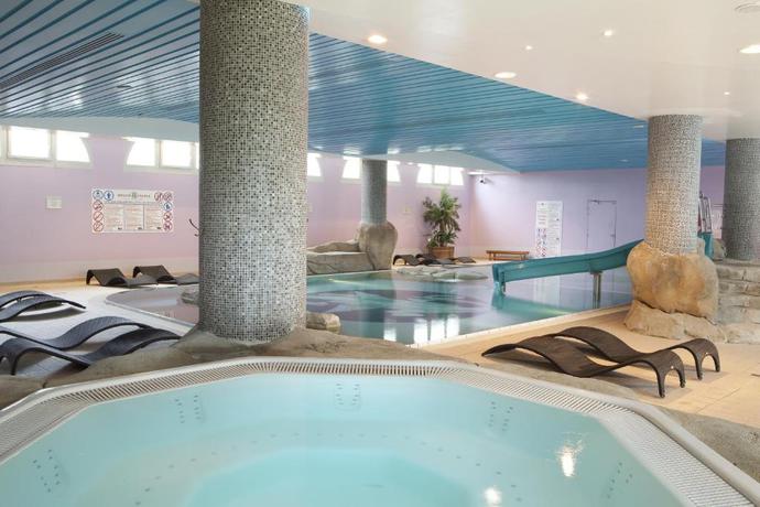 Imagen de la piscina del Hotel Dream Castle Paris. Foto 16