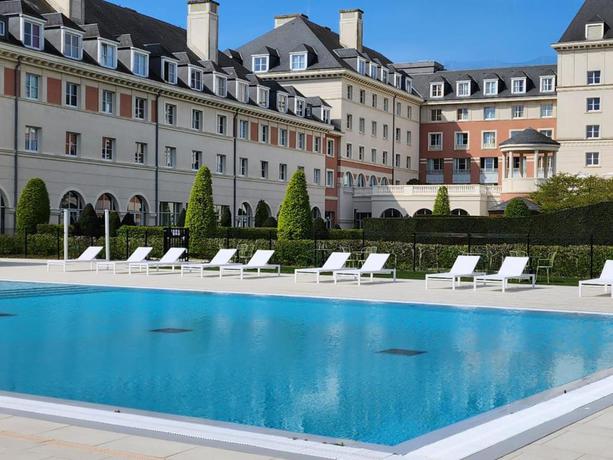 Imagen de la piscina del Hotel Dream Castle Paris. Foto 17