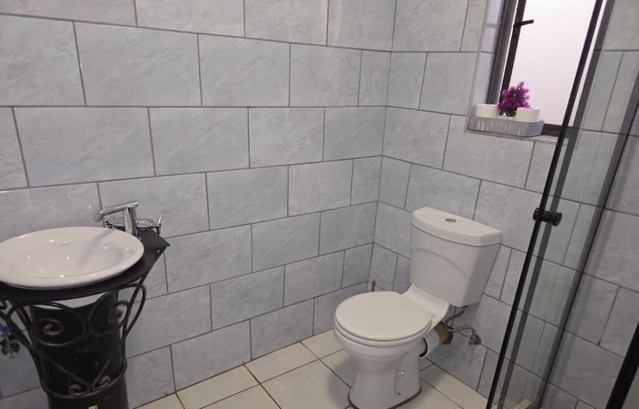 Imagen de la habitación del Hotel DreamWest Living Guesthouse. Foto 15