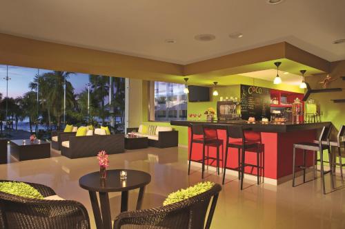 Imagen del bar/restaurante del Hotel Dreams Huatulco Resort & Spa. Foto 9