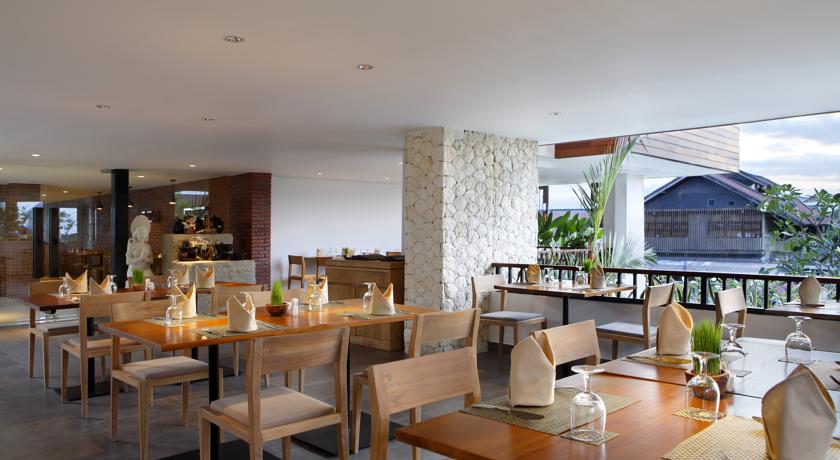 Imagen del bar/restaurante del Hotel D’primahotel Petitenget Seminyak. Foto 2