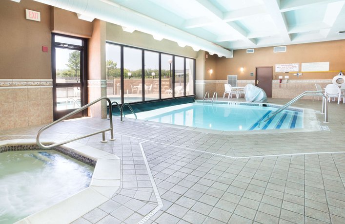 Imagen de la piscina del Hotel Drury Inn And Suites Birmingham Lakeshore Drive. Foto 19