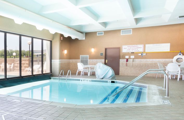 Imagen de la piscina del Hotel Drury Inn And Suites Birmingham Lakeshore Drive. Foto 20