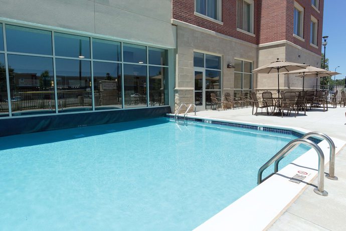 Imagen de la piscina del Hotel Drury Inn And Suites Burlington. Foto 19
