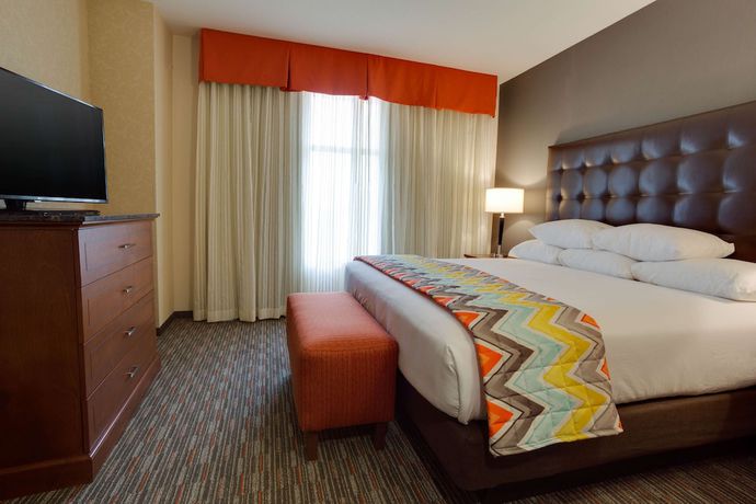 Imagen de la habitación del Hotel Drury Inn And Suites Charlotte Arrowood. Foto 9