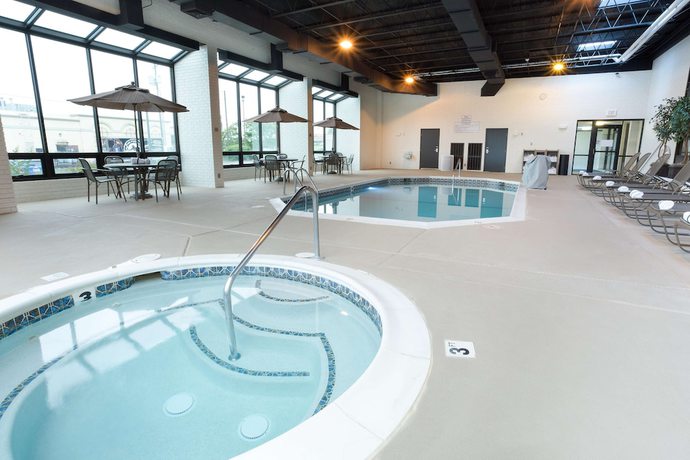 Imagen de la piscina del Hotel Drury Inn And Suites Joplin. Foto 19
